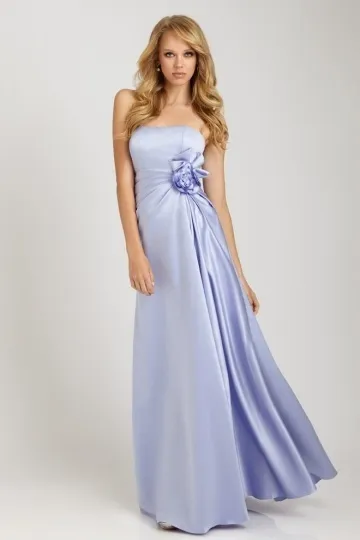 Elégante robe lilas bustier droit ornée de fleur pour cortège mariage