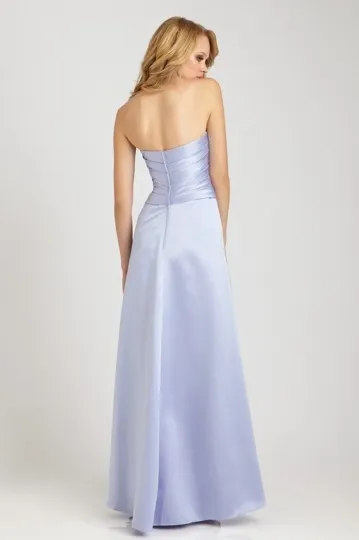 Elégante robe lilas bustier droit ornée de fleur pour cortège mariage