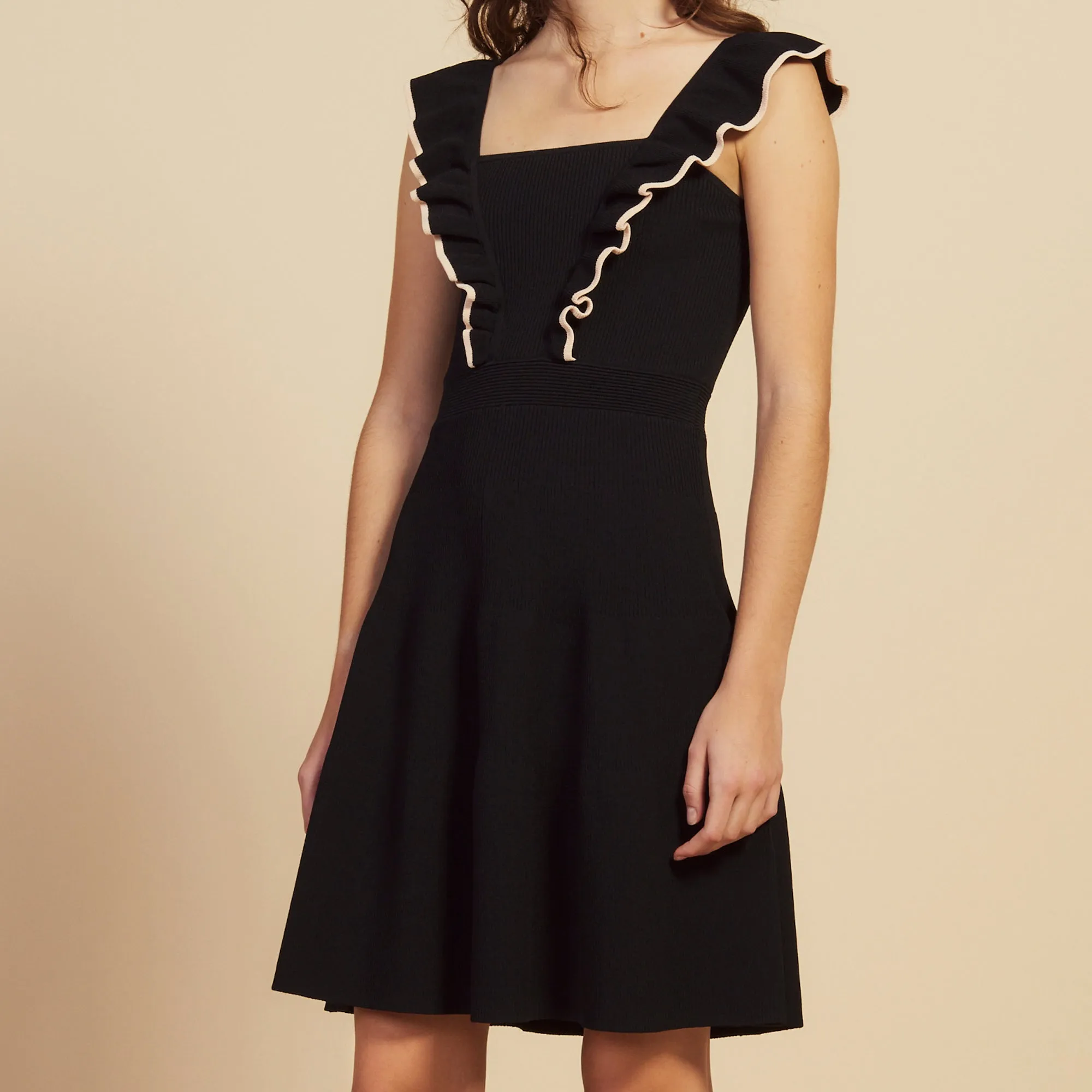 Robe courte aux emmanchures volantées