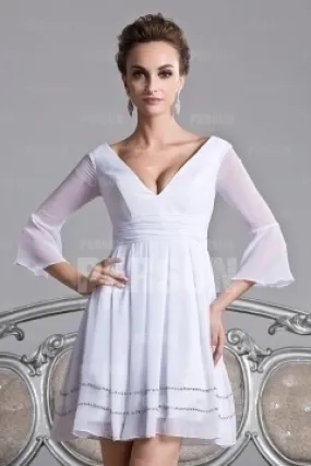 Robe de soirée blanche courte col en V avec manche orné de strass sur l'ourlet